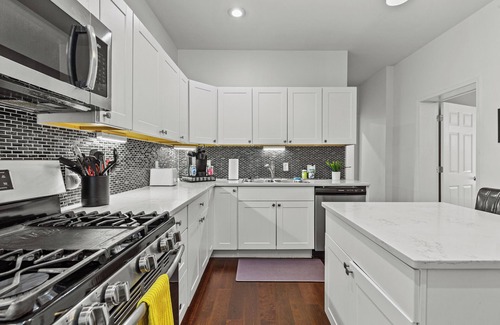 Tower Grove South House | Tower Grove -near restaurants & Park- crib, highchair, & fenced back yard