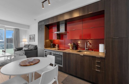 Toronto Entertainment District Hotel | Tower View Stays - 1 min to Rogers Centre/MTCC - Pool