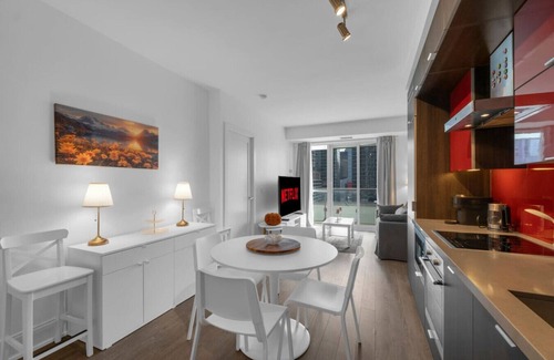 Toronto Entertainment District Hotel | Tower View Stays - 1 min to Rogers Centre/MTCC - Pool