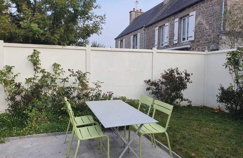 Saint-Vaast-la-Hougue House | Town house Saint Vaast la Hougue 200m from the sea