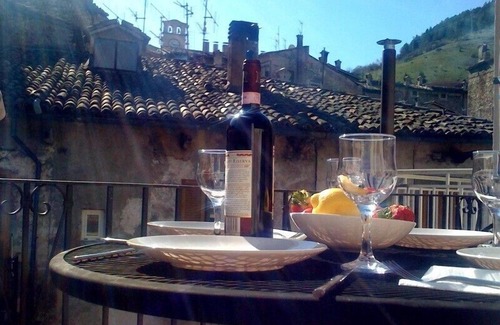 Scanno House | Town house with a terrace and fire place in Scanno.