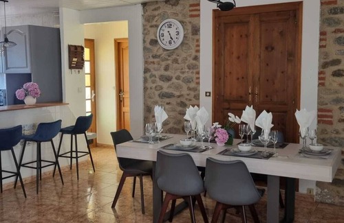 Prades House | Town house with garage