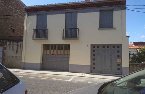 Prades House | Town house with garage