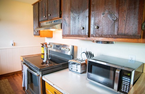 Wetmore House | Town Lake Hideaway: Soak Up the Sun – A Summer Retreat Awaits!