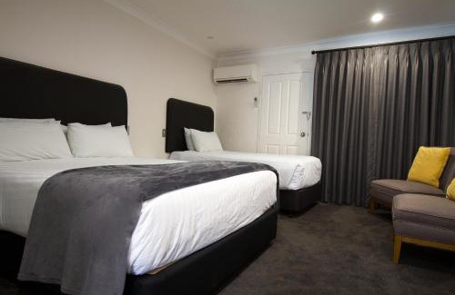 Orange Hotel | Town Square Motel