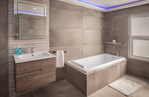 North Shore Apartment | Town View Apartment by SASCO