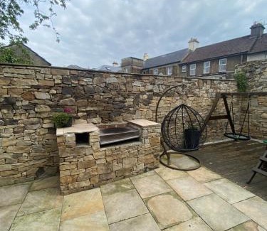 Cashel House | Town villa with charming garden, bbq area & Sleeps 6