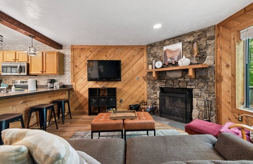 Hidden Valley House | Townhome 2 bedroom, 2 1/2 bath sleeps 6, resort amenities and walkable to slopes