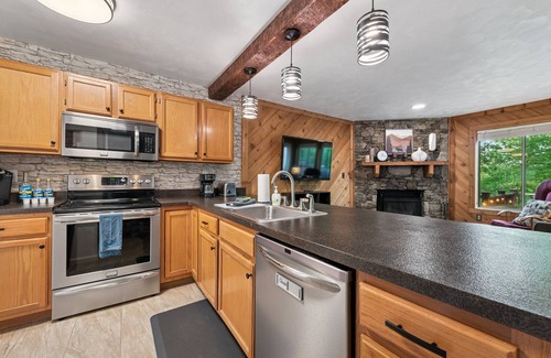 Hidden Valley House | Townhome 2 bedroom, 2 1/2 bath sleeps 6, resort amenities and walkable to slopes