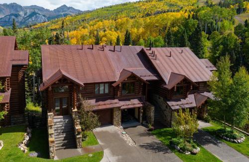 Mountain Village House | Townhome on the Creek 135 by AvantStay Ski In Ski Out Home w Hot Tub