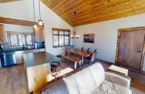 Estes Park House | Townhome w/huge views of Long's Peak & the Continental Divide. 5-minute walk to