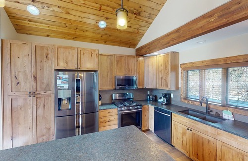 Estes Park House | Townhome w/huge views of Long's Peak & the Continental Divide. 5-minute walk to