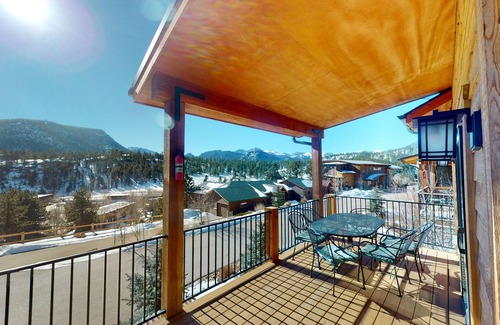 Estes Park House | Townhome w/huge views of Long's Peak & the Continental Divide. 5-minute walk to
