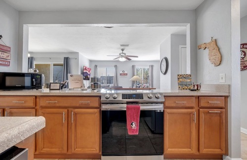Tallahassee House | Townhome with 2 bedrooms and 2.5 bathrooms. Walking distance to FSU/DOAK.