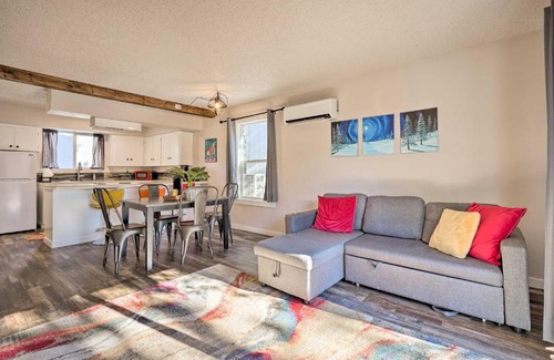 Mountain View District House | Townhome with Putting Green about 4 Mi to Old Mill!