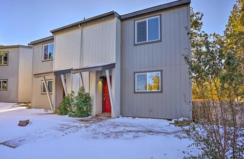 Mountain View District House | Townhome with Putting Green about 4 Mi to Old Mill!