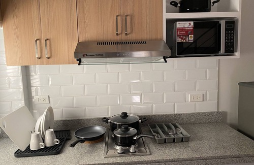 Balibago House | Townhouse/Apartment in Angeles city near Clark with AC, Wifi, and Netflix.