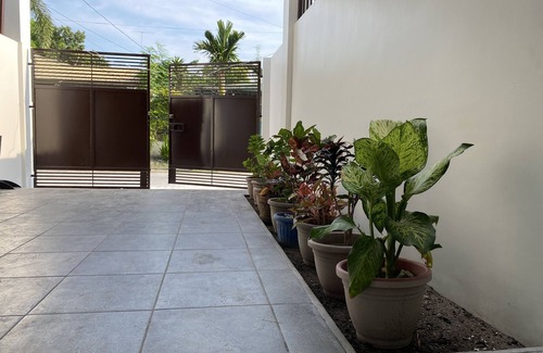 Balibago House | Townhouse/Apartment in Angeles city near Clark with AC, Wifi, and Netflix.