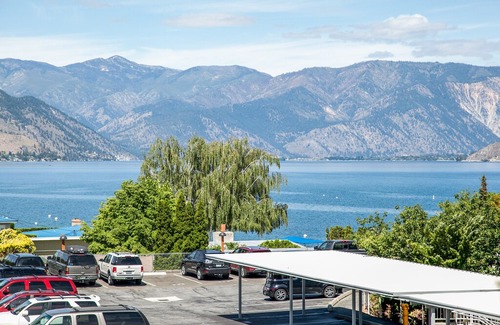 Chelan House | Townhouse at Peterson's Waterfront Resort. Pool/Hot Tub/Boating/Walk to Downtown