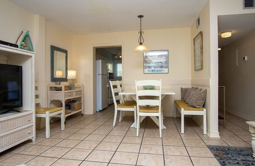 Destin House | Townhouse condo. 3 min walk to private beach. 1 min walk to pool.