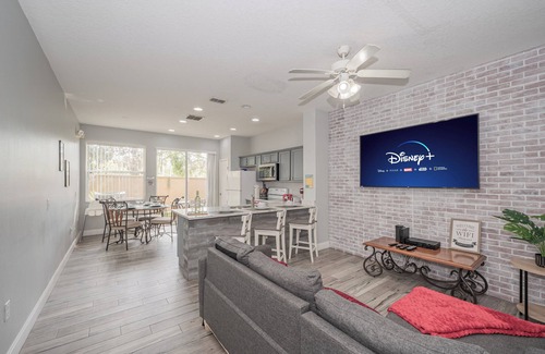 Crestwynd Bay House | Townhouse in Kissimmee. Minutes from Disney Parks