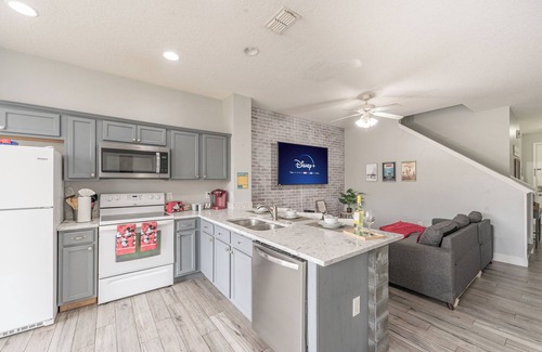 Crestwynd Bay House | Townhouse in Kissimmee. Minutes from Disney Parks