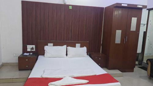 Madhyamgram Hotel | Townhouse Madhyamgram Chowmatha Bus Terminal Kolkata Formerly Star Guest House