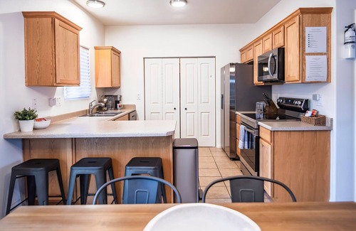 Kanab House | Townhouse near Zions, Bryce, & Grand Canyon. Pool & Hot tub