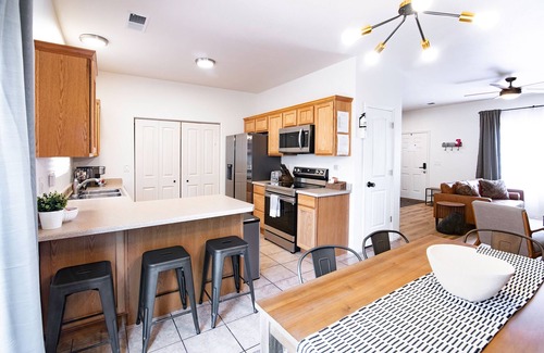 Kanab House | Townhouse near Zions, Bryce, & Grand Canyon. Pool & Hot tub