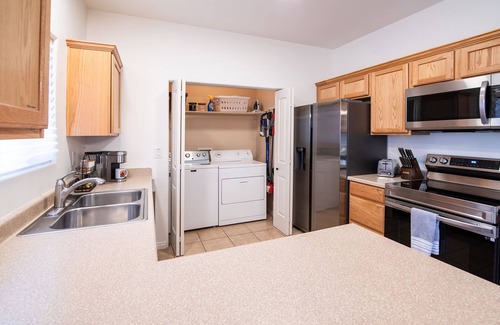 Kanab House | Townhouse near Zions, Bryce, & Grand Canyon. Pool & Hot tub