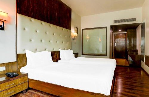 Ahmedabad City Centre Hotel | Townhouse Oak Ahmedabad Junction