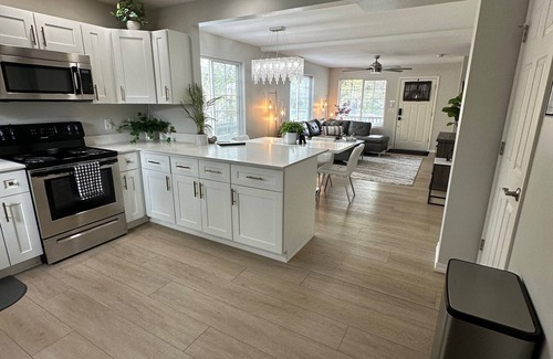 Franklin to the Fort House | Townhouse on Strand.Centrally located with all new furnishings and Central AC