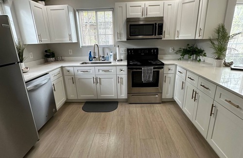 Franklin to the Fort House | Townhouse on Strand.Centrally located with all new furnishings and Central AC