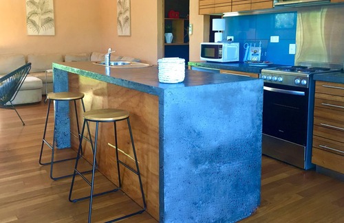 Scotts Head House | TownHouse plus Studio Optional Add-on-Family+Friends+Pets+Value 5min to Beach.