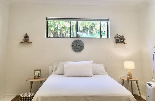 Scotts Head House | TownHouse plus Studio Optional Add-on-Family+Friends+Pets+Value 5min to Beach.