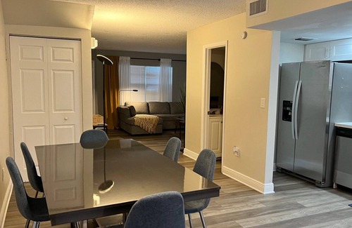Davie House | Townhouse that sleeps 8 Close to college/university 15 mins from airport & Mall