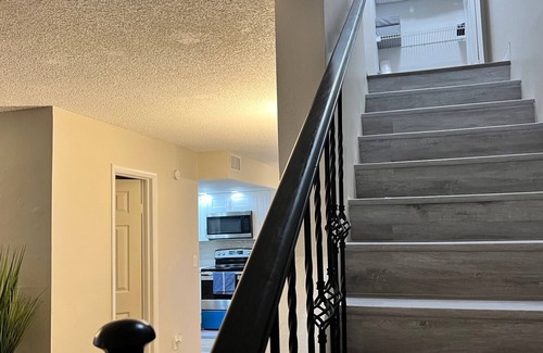 Davie House | Townhouse that sleeps 8 Close to college/university 15 mins from airport & Mall