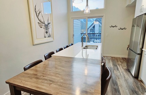 Canmore House | Townhouse w/Garage in PRIME LOCATION - Sleeps 8 + Pool and Hot Tub