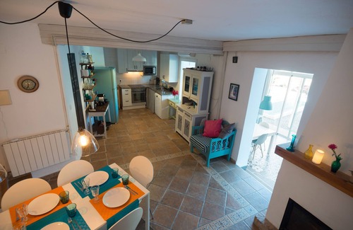 Guajar Faraguit House | Townhouse w private pool & garden, mountain views, A/C, WiFi, Netflix