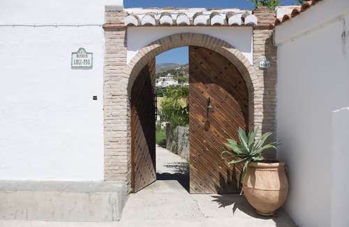Guajar Faraguit House | Townhouse w private pool & garden, mountain views, A/C, WiFi, Netflix