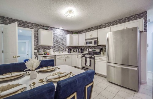 Chicopee House | Townhouse with Pool Table - Renovated w/King Bednn