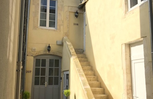 Bayeux House | Townhouse with private courtyard facing south