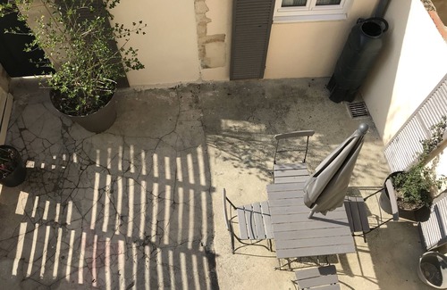 Bayeux House | Townhouse with private courtyard facing south