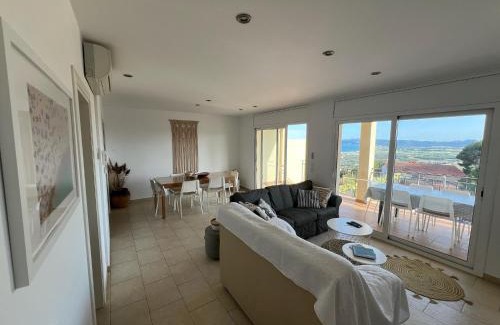 L'Estartit House | Townhouse with Waterfront Views near Beach