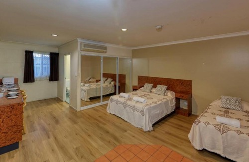 Pioneer Hotel | Townview Motel