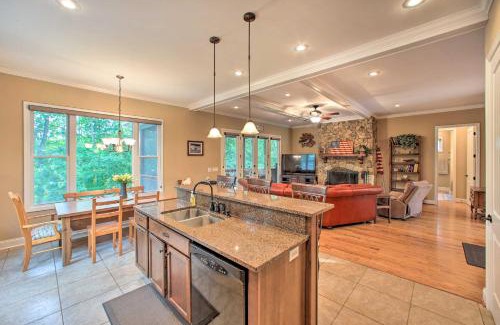 Townville House | Townville Lakefront Cottage with Private Dock!