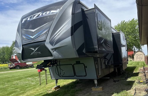 Norwalk House | ToyHauler 5th Wheel in the country