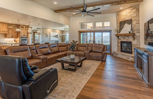 Loveland Cabin | TPC Mountain Views Lodge- King Suite- Gated community- 7,000+ sqft!