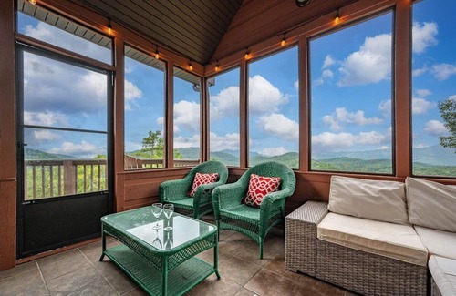 Gatlinburg - Pigeon Forge Cabin | Trace of Heaven| Christmas Decor~Amazing Sunsets