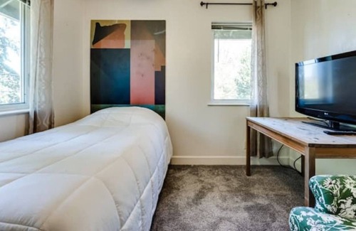 Amazon House | Track and Field Home - Walk to Hayward Field & UO
